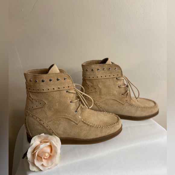 Let’s See Style Shoes - Let’s See Style~NIB Tan Suede Lace-Up Boots~Heel Design~Rivet Accent~Size 7.5